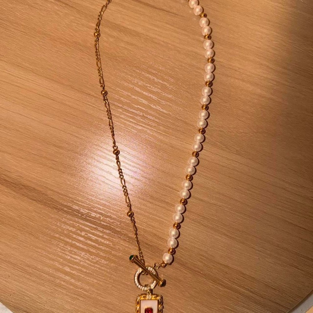 Pearl and gold necklace with red gemstone